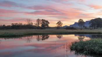 Ruggeller Riet im Abendrot mit Weiher im Vordergrund 