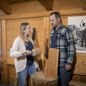 Besuchende betrachten historische Gebrauchsgegenstände im Walsermuseum