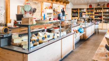 Moderner Verkaufsraum des Hofladen Bangshof in Liechtenstein mit regionalen Produkten wie Käse, Joghurt und Obst.