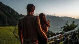 Paar geniesst Aussicht auf der Gafadurahütte