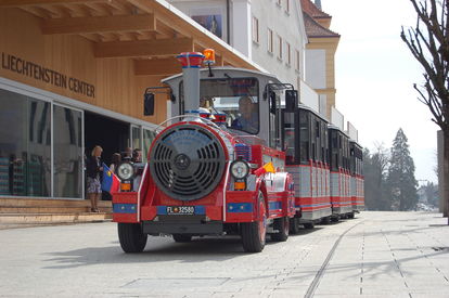 Citytrain vor Liechtenstein Center