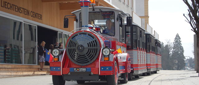 Citytrain vor Liechtenstein Center