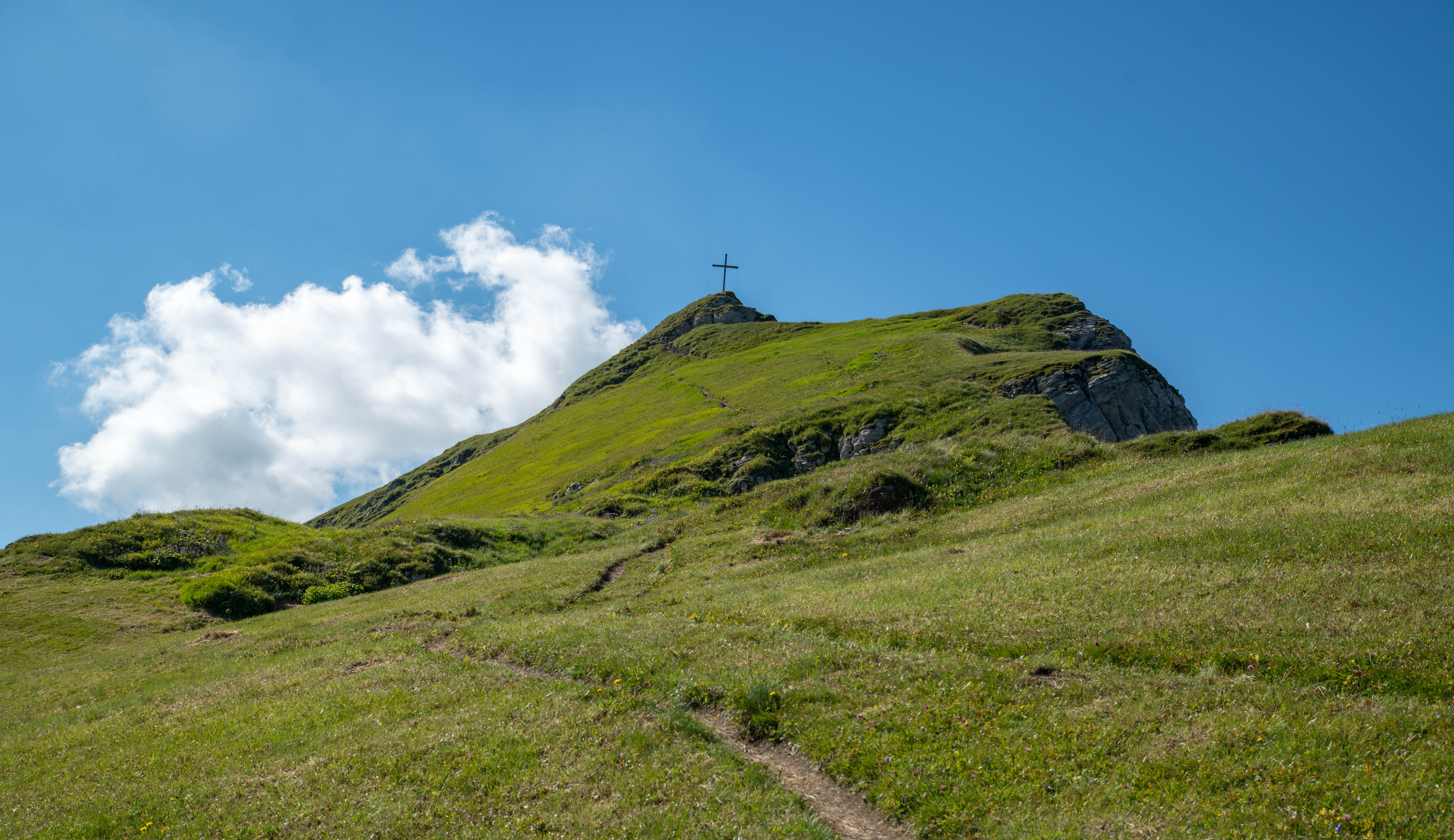  Das Gipfelkreuz des Rappensteins im Blick
